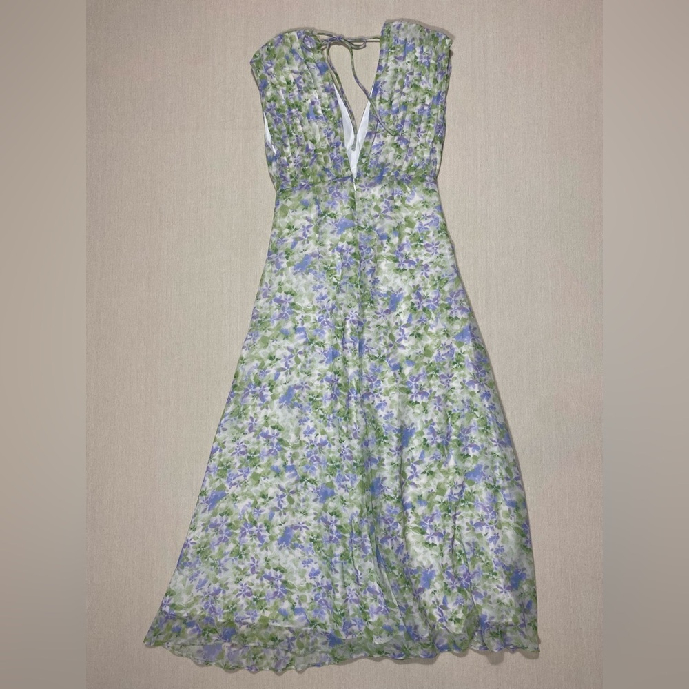 Astr the Label V-Neck Pleated Midi Dress NWT - Picture 10 of 16